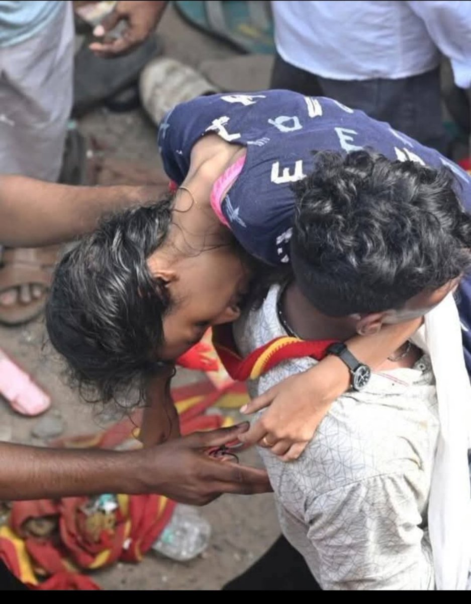 மனது ரொம்ப வலிக்கிறது😥
மனைவி - ஏங்க இன்னைக்கு விஜய பார்த்துட்டு நைட் வீட்டுல போய் உங்களுக்கு சந்தோசமா கறிக்குழம்பு வச்சு தர்றேன் சேர்ந்து சந்தோசமா சாப்பிடலாம் விஜய நேருல பாக்குறது என்னோட கனவுங்க நீங்களும் விஜய் தீவிர ரசிகர் வேற சோ ரெண்டு பேரும் போய் சந்தோசமா பார்த்துட்டு வரலாங்.