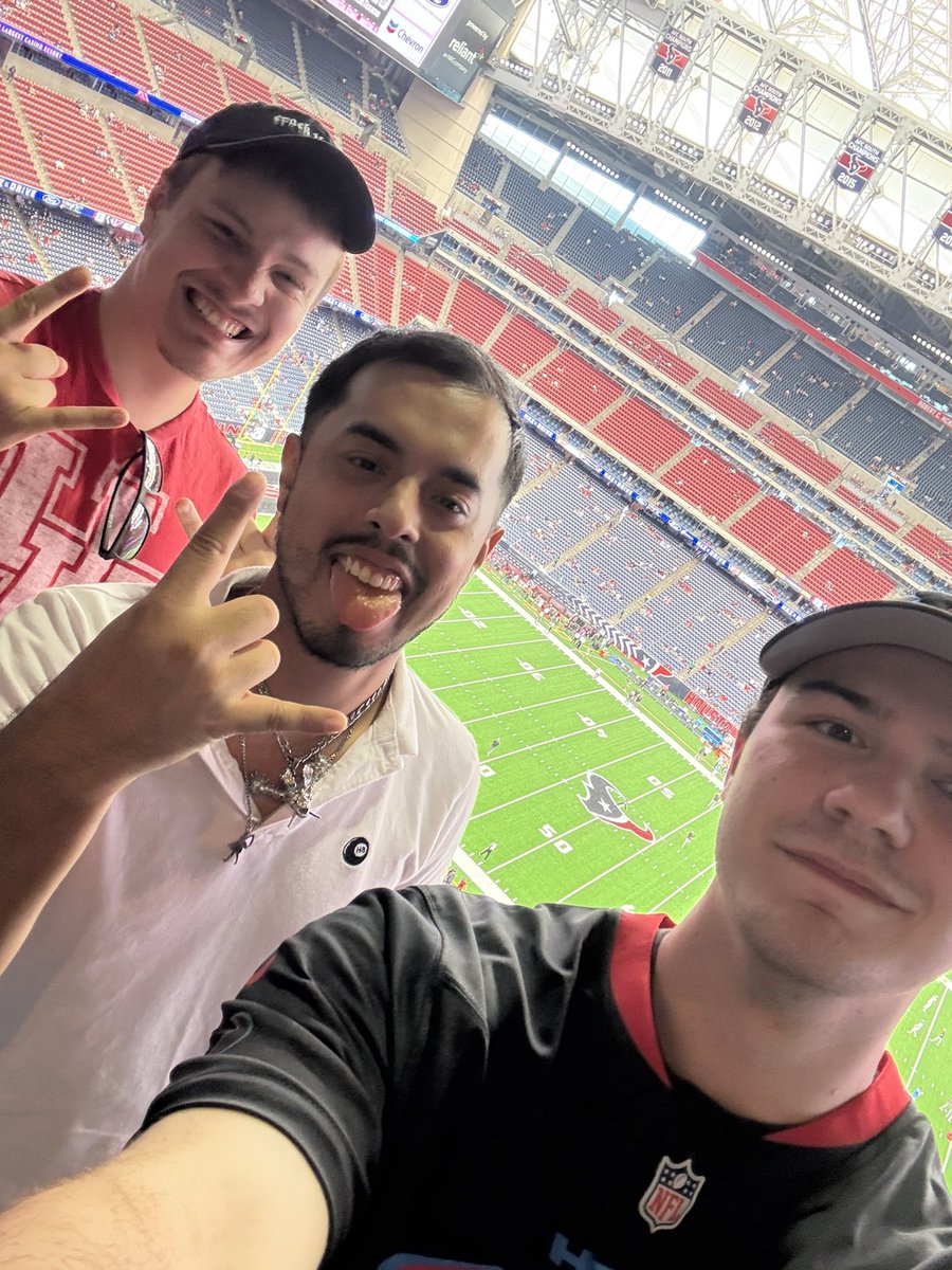 CrackTheCodeHOU's tweet image. crack the code at the texans game? we really be doing everything but dropping music