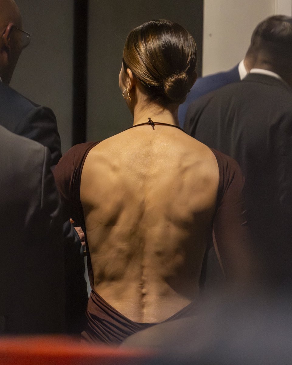 her sexy back i’m not strong enough for this