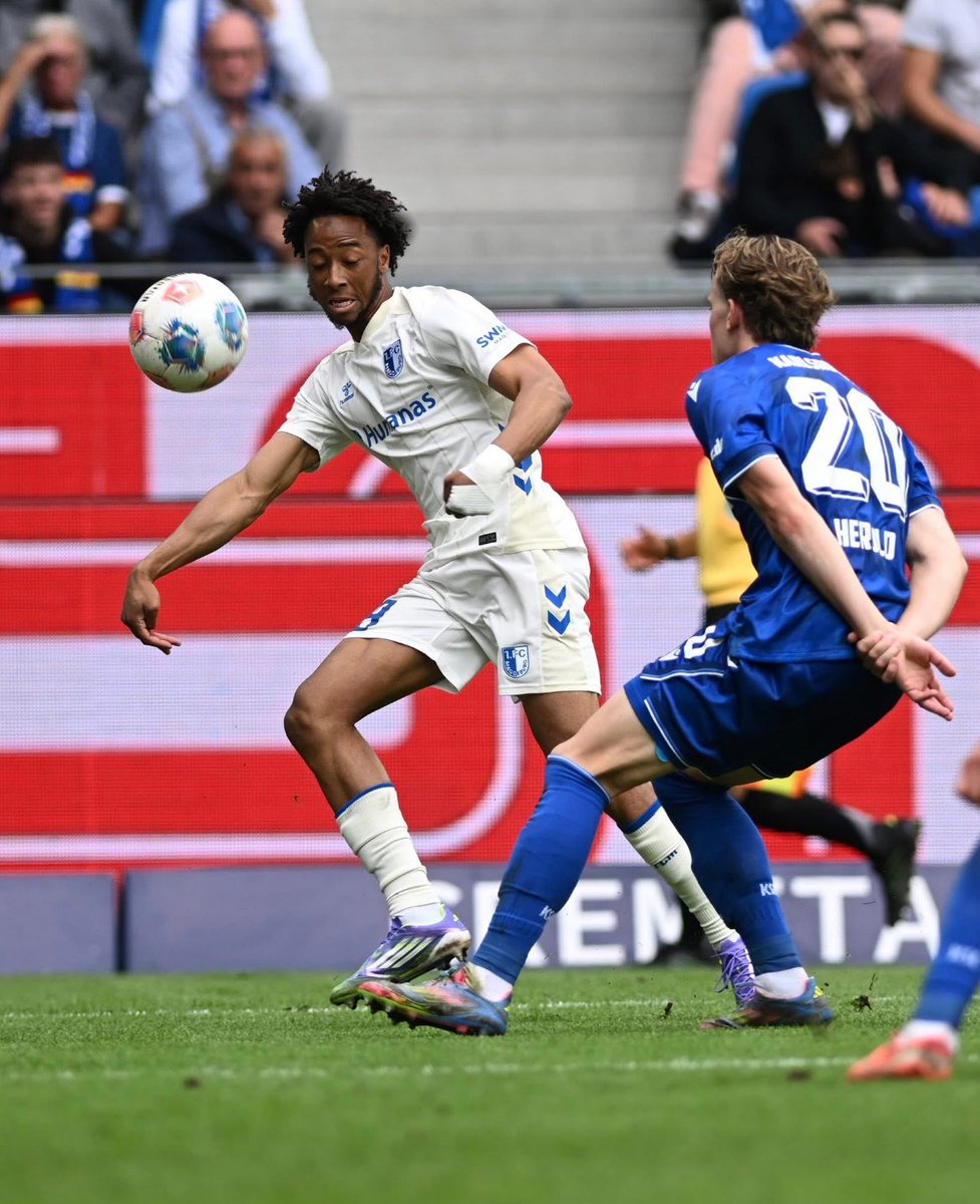 1fc_magdeburg's tweet photo. 𝙕𝙪𝙢 𝙚𝙧𝙨𝙩𝙚𝙣 𝙈𝙖𝙡 𝙞𝙣 🔵⚪️
▶️ Beim Spiel in Karlsruhe ist Kandet Diawara in der 87. Minute für Rayan Ghrieb eingewechselt worden & hat die ersten Minuten für unseren Club absolviert. 👏🏼
#KSCFCM #EINMALIMMER https://t.co/a5XTnySofz