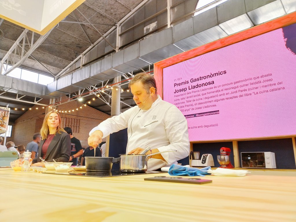 prodeCAT's tweet photo. 📌 2n dia de la #FiraMOS
🍽️ A l'estand #Catalunya hem fet un menú complert: història de la gastronomia catalana, embotits, postres, vins i mel.
#CRMG2025 https://t.co/npU412BStn