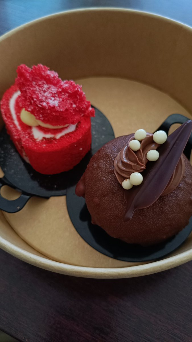 Πρώην συνάδελφοι που σε θυμούνται και όταν βρίσκεστε ξανά στο ίδιο περιβάλλον εργασίας, σου δείχνουν έμπρακτα πόσο καλά περάσατε μαζί στο παρελθόν