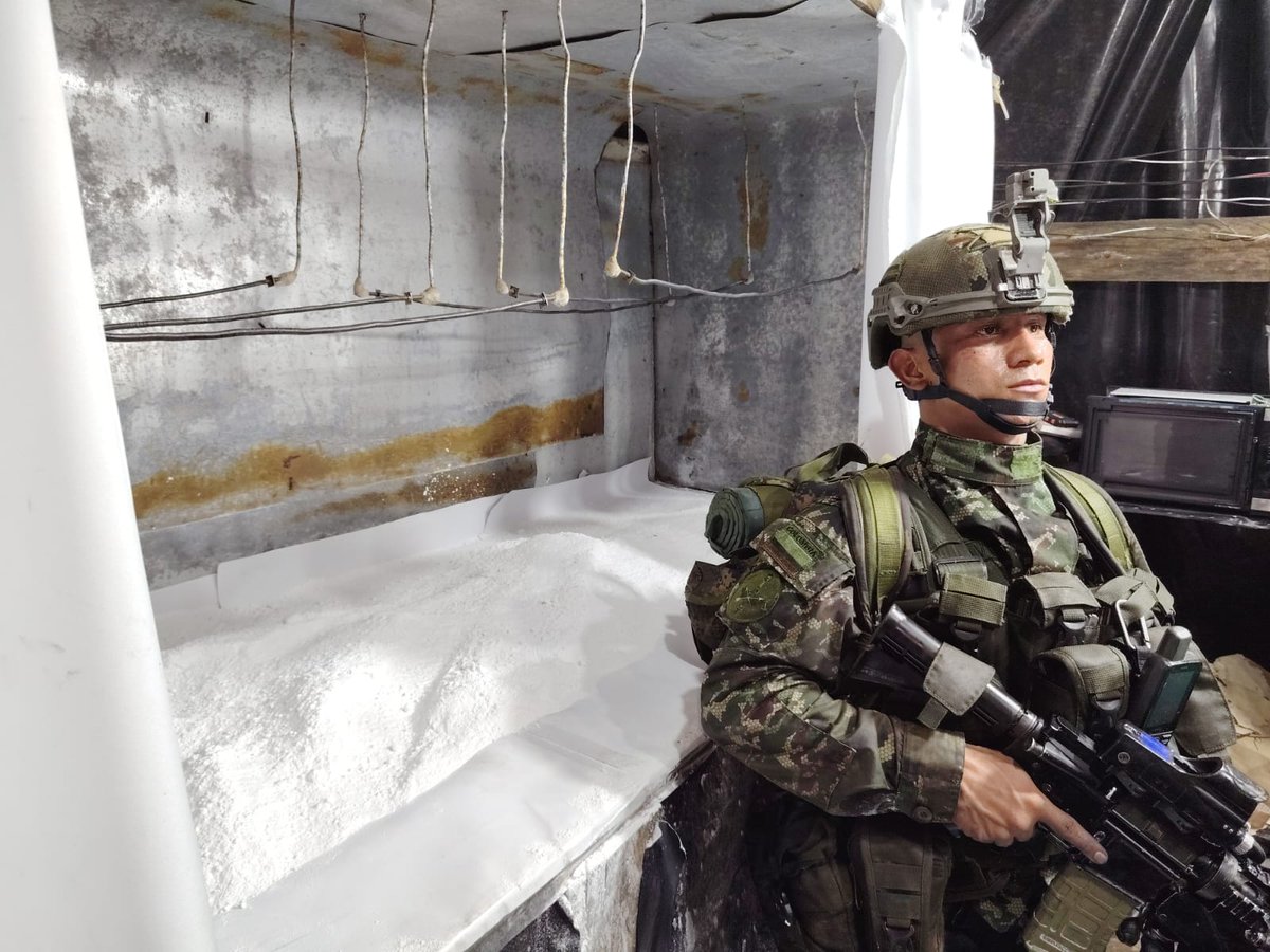 FuerzasMilCol's tweet photo. La #ContundeciaOperacional de nuestro @COL_EJERCITO en coordinación con @PoliciaColombia permitió ubicar en las últimas horas más de 1.5 toneladas de clorhidrato de cocaína, gran cantidad de insumos líquidos y sólidos para el procesamiento de estupefacientes en un laboratorio compuesto por nueve subestructuras, avaluado en 10.000 millones de pesos, el cuál tendría capacidad de producción mensual de cuatro toneladas de cocaína y pertenecería al grupo armado organizado residual Iván Ríos en zona rural de Barbacoas, #Nariño.
Según información de inteligencia, esta organización armada tendría nexos con carteles del narcotráfico en México, con el fin de movilizar cargamentos de cocaína desde el pacífico colombiano, atravesando varios sectores costeros en Ecuador, hasta ser transportada a los Estados Unidos y México.
#ConLaFuerzaDeNuestrasFuerzas atacamos las economías ilícitas de este GAO y evitamos la circulación de aproximadamente 1.615 mil dosis de cocaína en las calles del mundo.