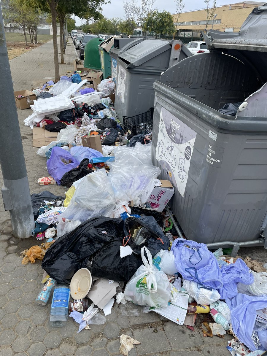 Así llevan varios días los contenedores en mi calle.
Y no, no es cuestión de conciencia cívica.
Es cuestión de recursos en los barrios obreros.
El <a href="/Ayto_Sevilla/">Ayuntamiento de Sevilla</a> está en otras cosas y en otros sitios; esto en el centro no lo vemos.
#SevillaHoy