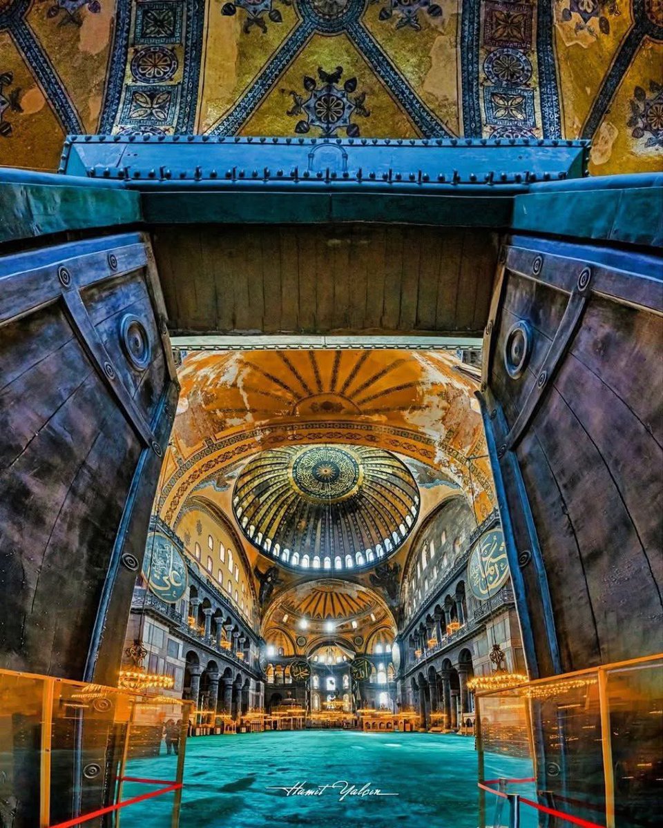 Айя-София глазами мастера вертикальной панорамы Хамита Ялчина.

По легенде эти двери, через которые входил византийский император, сделаны из досок Ноева ковчега.