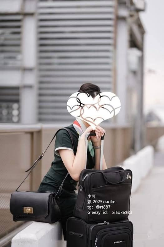 如果在飛機上遇見我    請叫我正妹小可    
去廁所免費幫你口交5分鐘