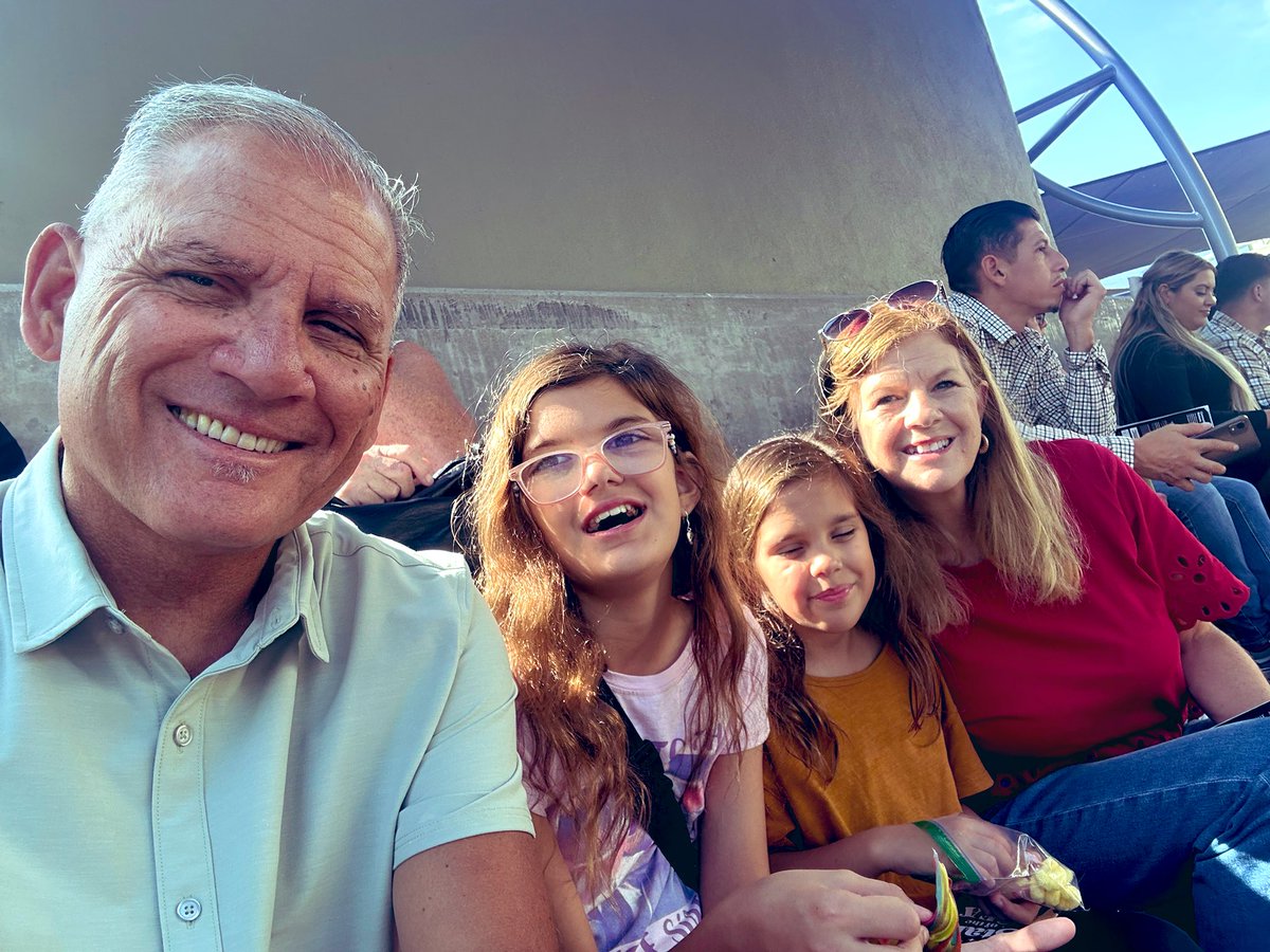 NKaravedas's tweet image. Amazing weekend with 2 of the Grands #Kara #Kyle #LoveThem #GirlPapa #HB #BeachLife 😎❤️🌴@JKaravedas
