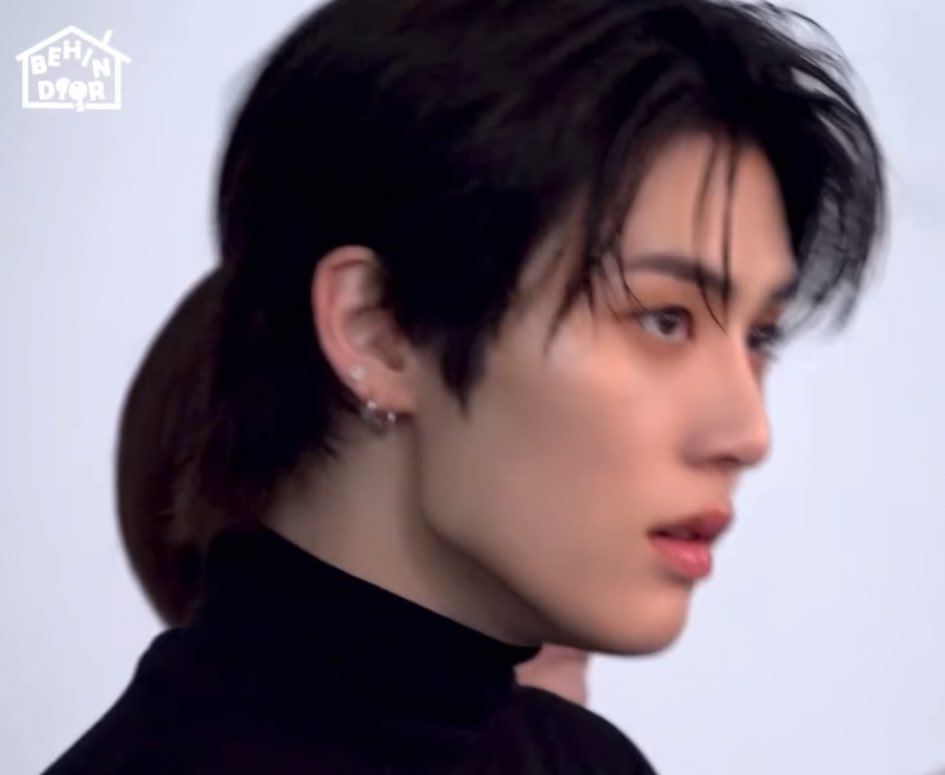 fallfortaeshan's tweet image. 🐈‍⬛🤨                                               🐇🥺