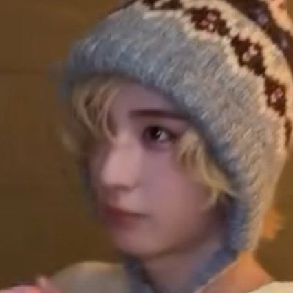 fallfortaeshan's tweet image. 🐈‍⬛🤨                                               🐇🥺