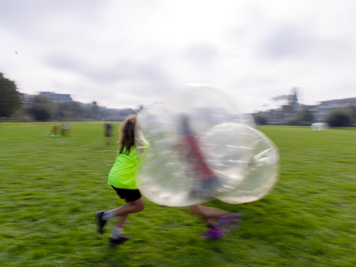 Startkamp 2025 zit erop! En terwijl wij nog aan het bijkomen zijn😅, kunnen jullie alvast terugblikken op ons bomvolle, superleuke weekend! 

📸: Coen van Kranenburg

Zaterdagochtend begonnen we met een  leuke activiteit georganiseerd door onze eigen jeugdcommissie 🧡