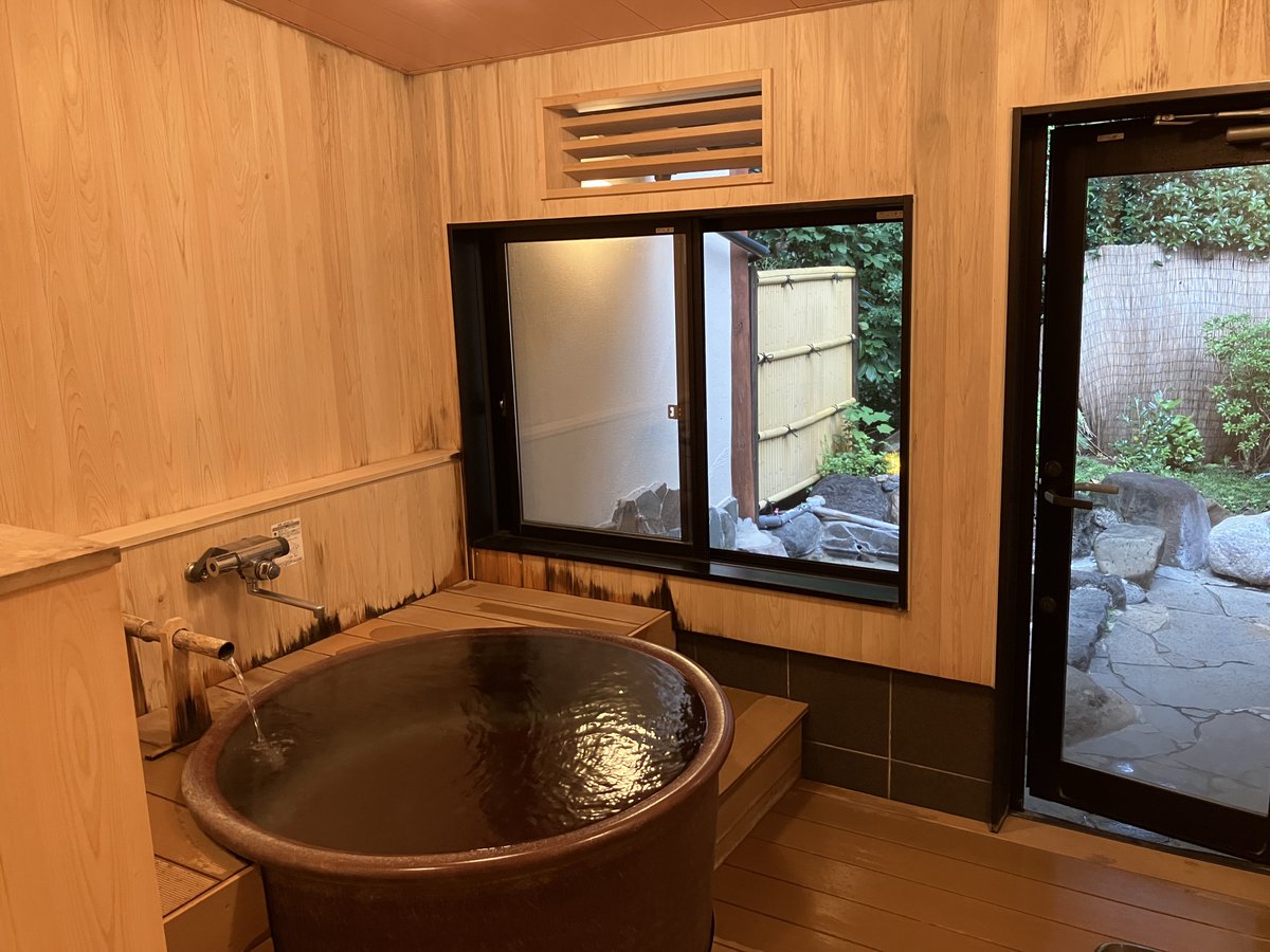 露天風呂付きのお部屋は子供達いれるの楽でとても良い。そして私はここぞとばかりに何度もはいる。到着後にはいり、寝る前にはいり、そして朝も子供達より先に起きてのんびりはいる