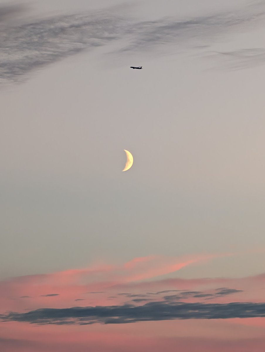 ouvessvit's tweet image. I've been using my new #pixel10pro for a week, and here are the camera features I've enjoyed the most:
✨ Video boost
✨ AI-assisted 100x zoom
✨ Amazing quality telephoto lens
✨ Ability to capture sunset colours the way I see it with my naked eye
#googlepixel #teampixel