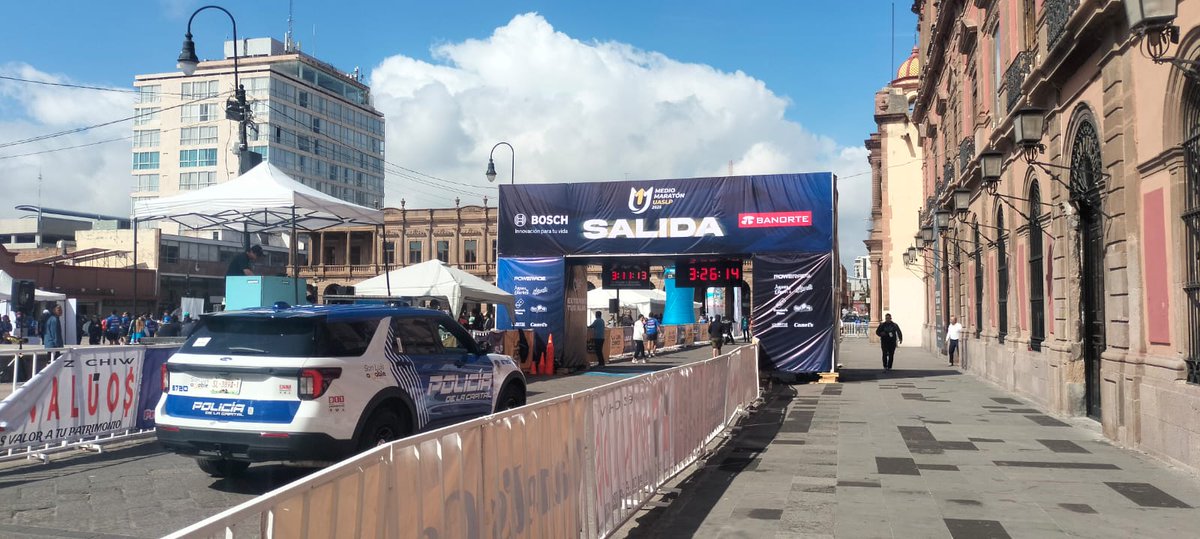 SSPCSLP's tweet photo. 🟡⚫️ #ReporteVial #VialidadSLP
#MMUASLP⚪️🔵
🚧🏃♀️🏃🏻Concluye operativo vial con motivo del Medio maratón de la Universidad Autónoma de San Luis Potosí UASLP
✅️Al momento se restablece la circulación vehicular en toda la ruta.
🚧Prevalece cierre en ciclovía dominical de la avenida Venustiano Carranza.