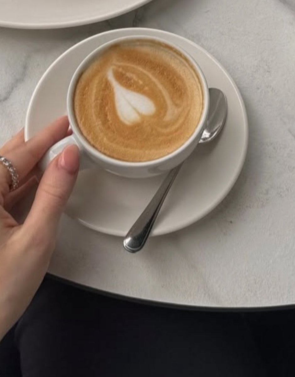 البعض..
مساؤهم كقطرات الندي 
وقبلة علي جبين المساء…!!❤️