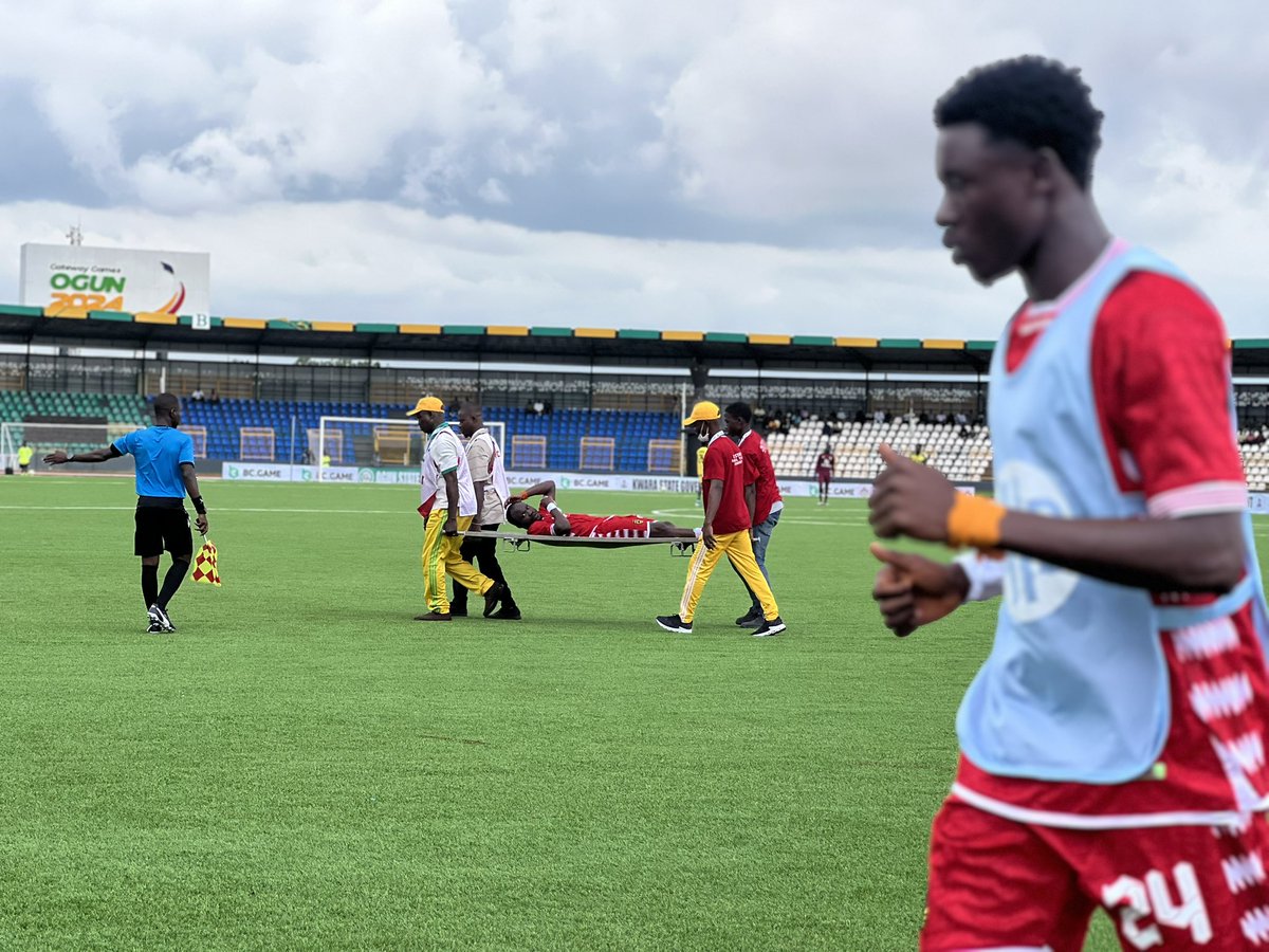 Modzerosport's tweet image. SUB 🔁

Injury concern for Asante Kotoko as Joseph Amoah is wheeled off by the medics.

➡️ Aseidu Patrick comes on to replace him. 

@KwaraUnitedFC 0️⃣-1️⃣ @AsanteKotoko_SC 

#CAFConfederationCup #ModzeroSport #TrybalFootball