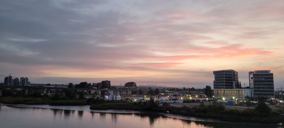 No rain, just a cloudy Sunday morning 🌄 
Have a lovely day!🌼