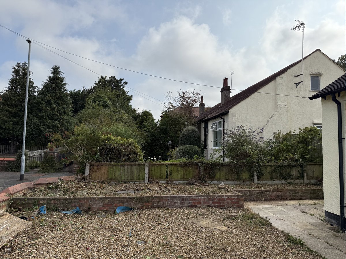 LumbersNW's tweet image. Before &amp;amp; After in Moreton, Wirral!

*Small vegetation clearance job carried out by our team in Moreton, Wirral in preparation for future landscaping works.
#treesurgery #wirral #chester #liverpool #beforeandafter #localbusiness