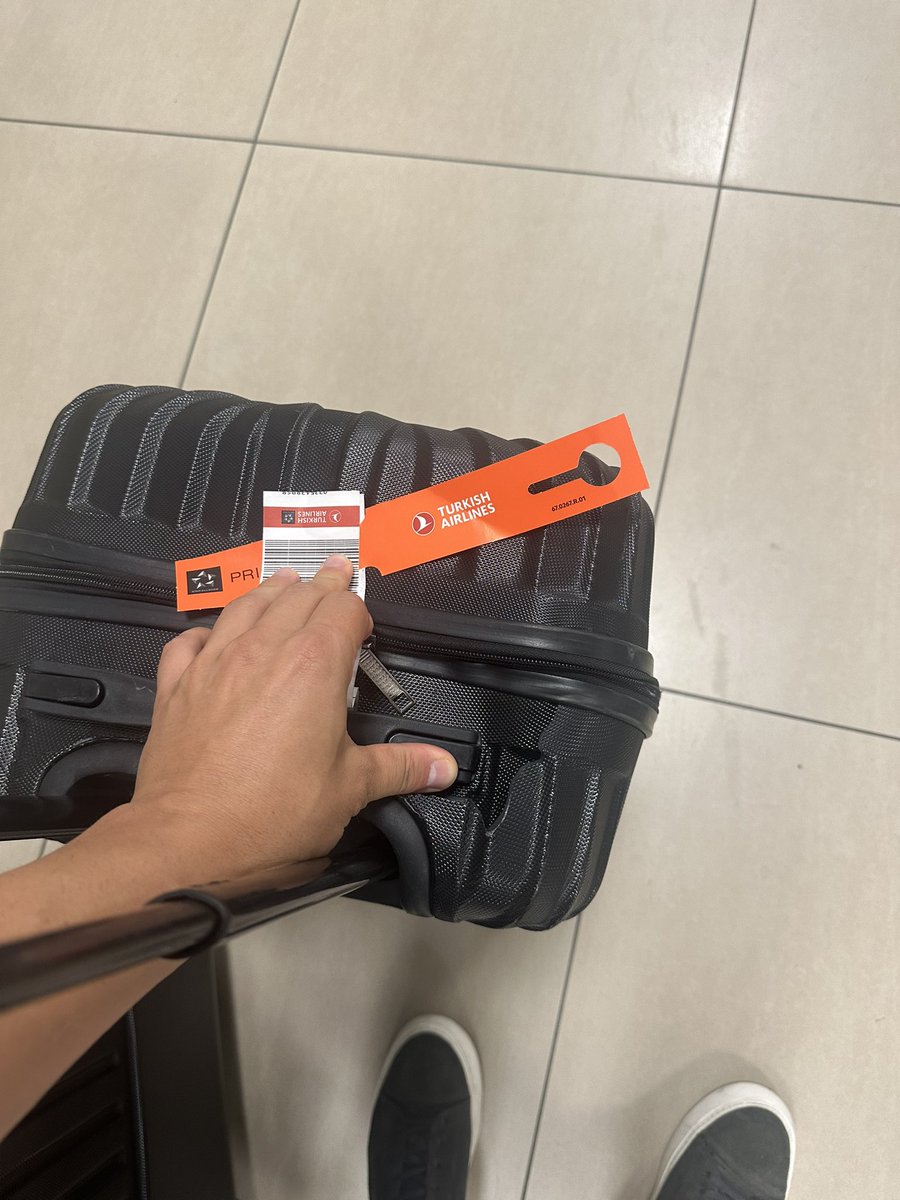 Ne zaman valizimize öncelik koysak kırılıyor. Kabin boy kırıldı ellerinde olmayınca orta boy verdiler. Bizde zorunlu olarak aldık. Ama ben hiç yakıştıramadım <a href="/TurkishAirlines/">Turkish Airlines</a> <a href="/TK_HelpDesk/">TK HelpDesk</a> Heryerde sizlerle gurur duyuyoruz ama bu olaya bir çare bulun artık