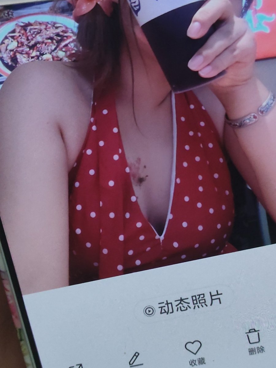 因为领口太低不敢发朋友圈