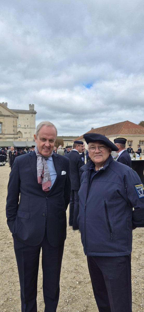 Monarchies2000's tweet image. Le @Comte_DeParis  prince Jean d&apos;Orléans, prétendant au trône de France , présent à la cérémonie annuelle de Sidi Brahim, aux côtés de la  Fédération Nationale des Amicales de Chasseurs au château de Vincennes. 1/4 👇👑🇫🇷 #monarchy #monarchie
