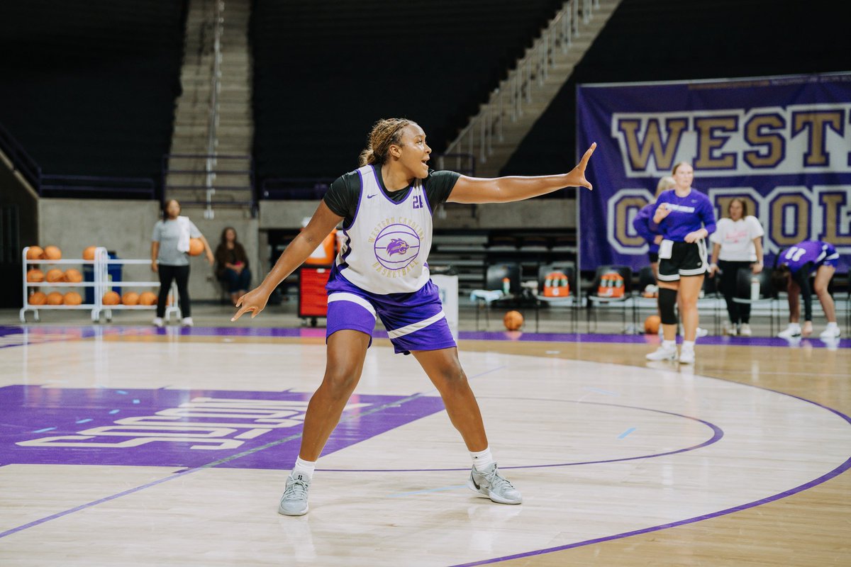 CatamountWBB's tweet photo. First official practice ✅📸

#WesternWay https://t.co/xtecf1qN9s