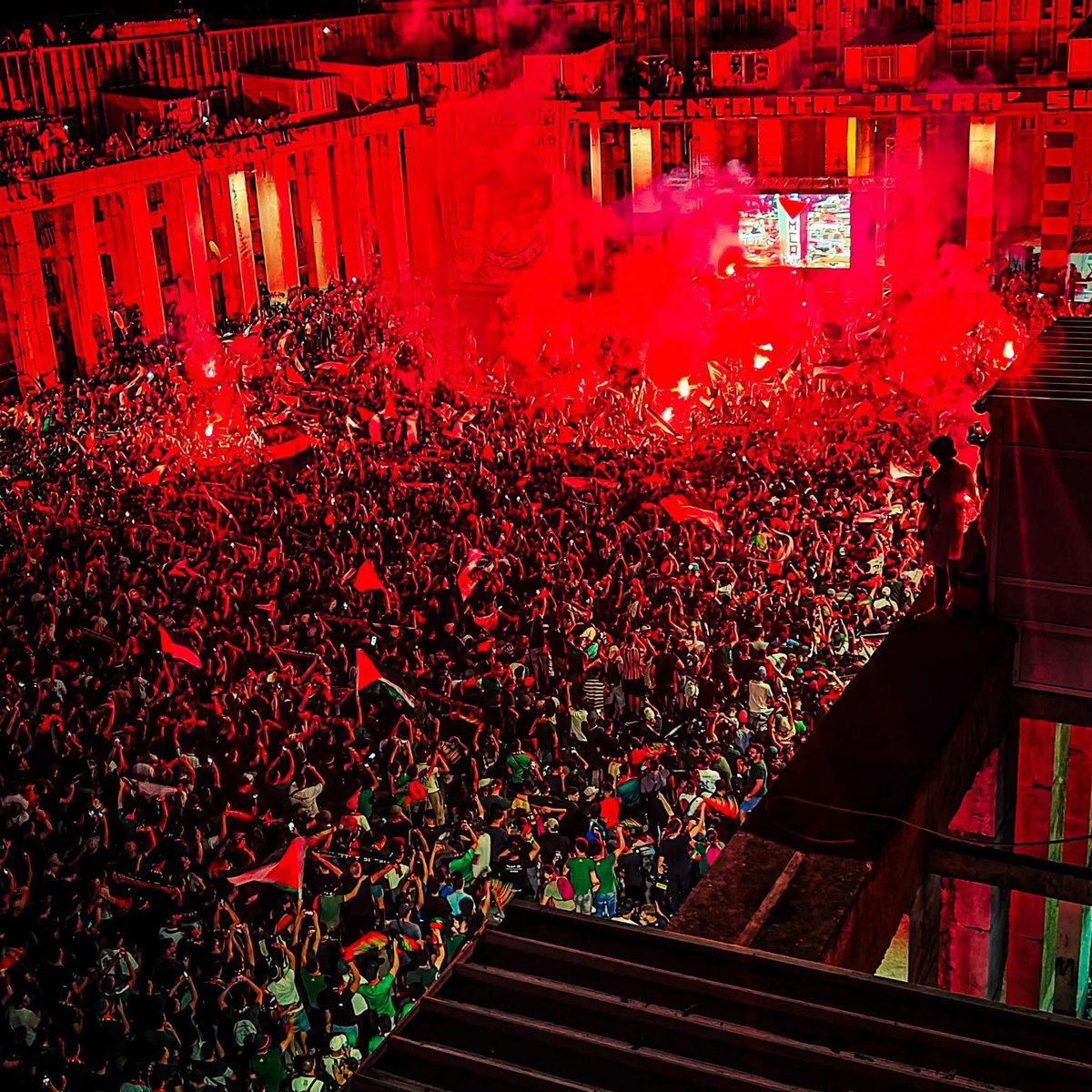 MCA_Insider's tweet photo. 🔴 Plus de 10 000 supporters présents à Bab El Oued pour suivre le match du MC Alger contre Fassell sur l’écran géant.
0% problèmes ✅
0% incidents ✅
100% passion ❤️💚 https://t.co/0ELgWlHl1S