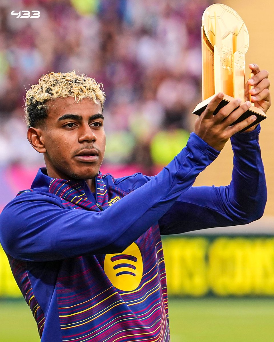 433's tweet image. Lamine Yamal shows off his Kopa Trophy 🏆

And... he&apos;s back in the squad too 😁