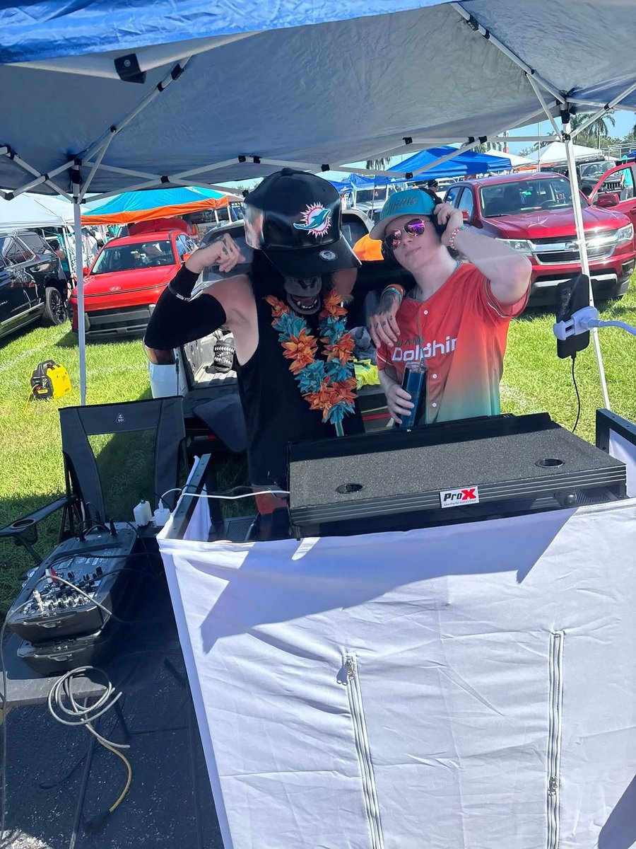 Looking forward to hosting everyone tomorrow night at <a href="/swfldolfanclub/">SWFL Dolfan Club</a> tailgate! <a href="/gorillaluke/">Gorilla Luke aka Big Sexy</a> will have the place rocking #FinsUp