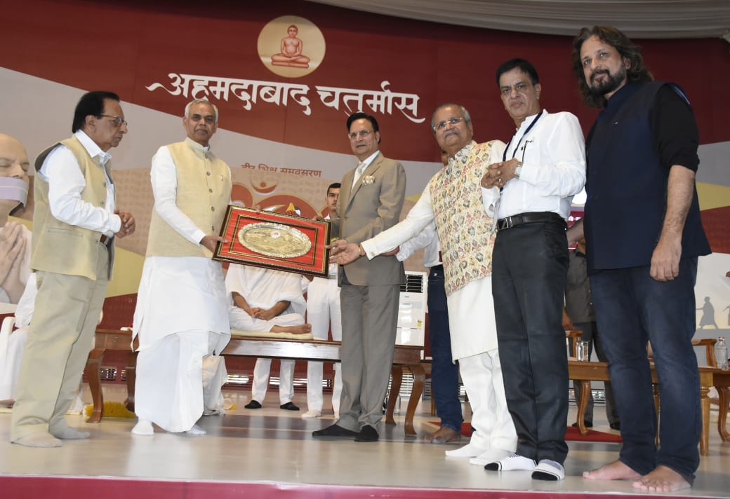 પત્રકાર રજત શર્માએ રૂ. 1 લાખના સન્માન પ્રતિભાવ આપતા કહ્યું કે, સન્માન બાદ કર્તવ્ય બોધ પણ થાય છે.  કર્તવ્ય પંથે મારા પગ  ડગમગશે તો આ સન્માન મને ખરાબ કામ કરતા અટકાવશે.
 ઓર્ગેનિક ખેતીમાં 10 લાખ ખેડૂતો હતા તે 50 ટકા એક વર્ષમાં ઘટી ગયા તે અંગે રાજ્યપાલને કર્તવ્ય પથ બતાવ્યો ન હતો!