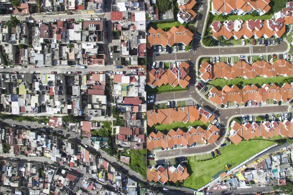 La historia del mendigo que finalmente va al cielo y del rico que termina en el infierno no habla de resignación ante las injusticias terrestres. Es una seria advertencia de Jesús para no empezar ahora a cavar un abismo que luego será insuperable.