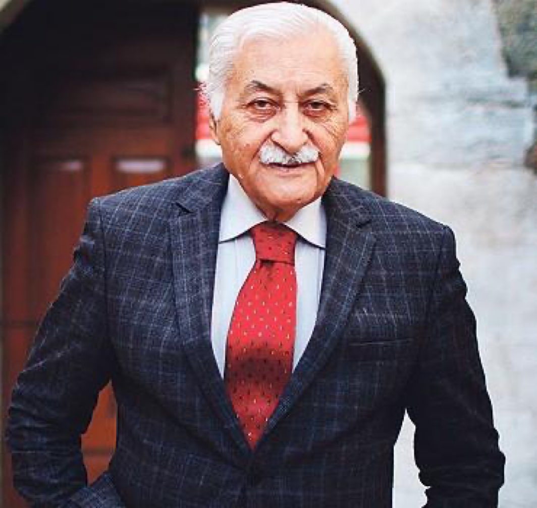 Allah Rahmet eylesin!Bazıları gibi F…. hastalığına yakalanmadı.Edip ,nazik ve onurlu kişiliğiyle bilindi.Rahmet-i rahmana kavuştu.