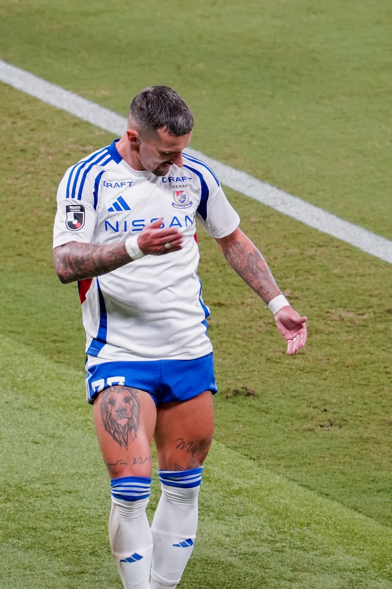 20250928 FC東京 2-3 横浜F・マリノス 彼は、何度もエンブレムに手を