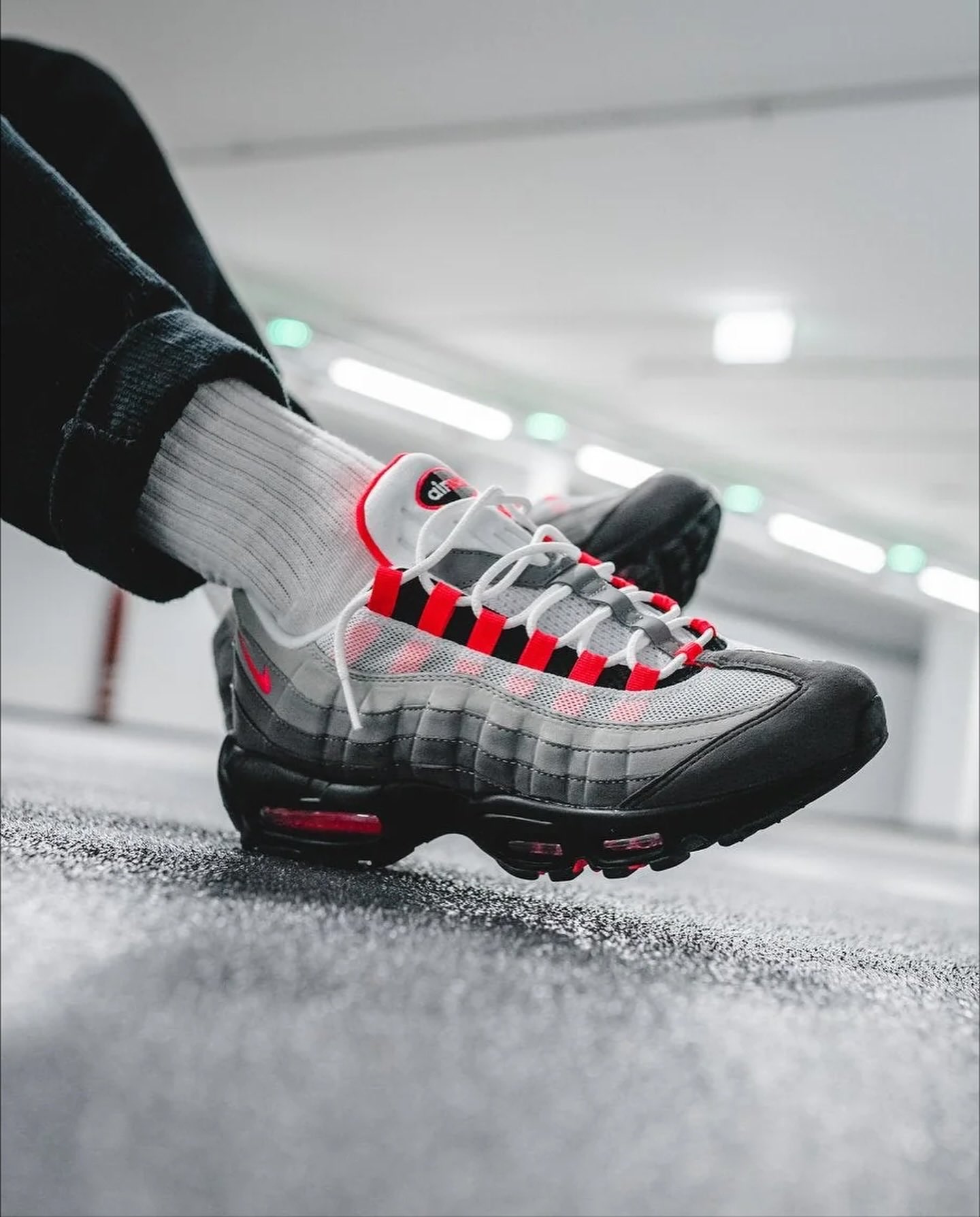 靴 Nike Air Max 95 OG \"White/Solar Red\" Nike Air Max 95 OG - White / Solar Red – Kith