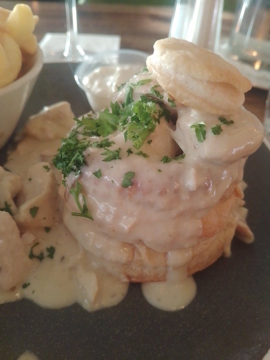 JoeSeward1's tweet image. A long week concludes at the Curragh ..
Glass of Wine and some food in Kildare @TheSilkenThomas 
The traditional stop off after @curraghrace 
#Curragh 
#Kildare