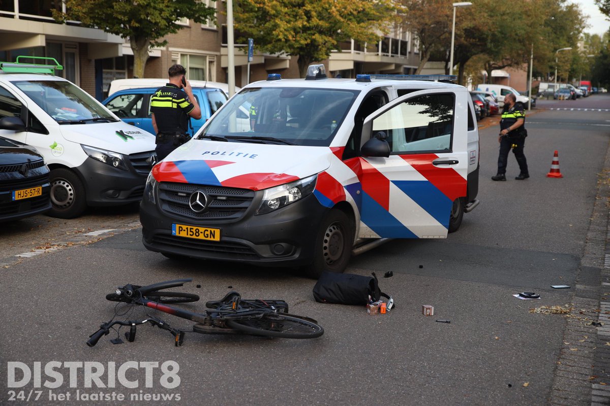 Fietser botst op politiebusje in Den Haag