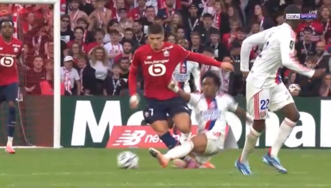 Mathieu Vernice a mis qu’un jaune à Malick Fofana sur ce tacle sur Pardo. #LOSCOL