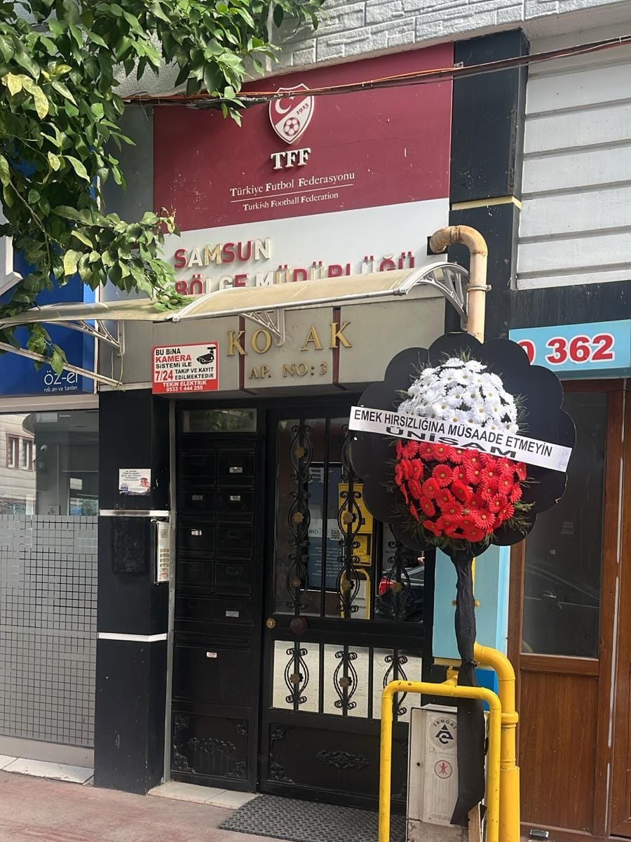 ÜNİ-SAM’ın Samsun, İstanbul ve Ankara temsilcilikleri, Gaziantep FK maçında tartışmalı kararlar veren hakem Batuhan Kolak'ı protesto etmek amacıyla, TFF il binalarına "EMEK HIRSIZLIĞINA MÜSAADE ETMEYİN" yazılı siyah çelenk bıraktı.

#EmekHırsızıBatuhanKolak
