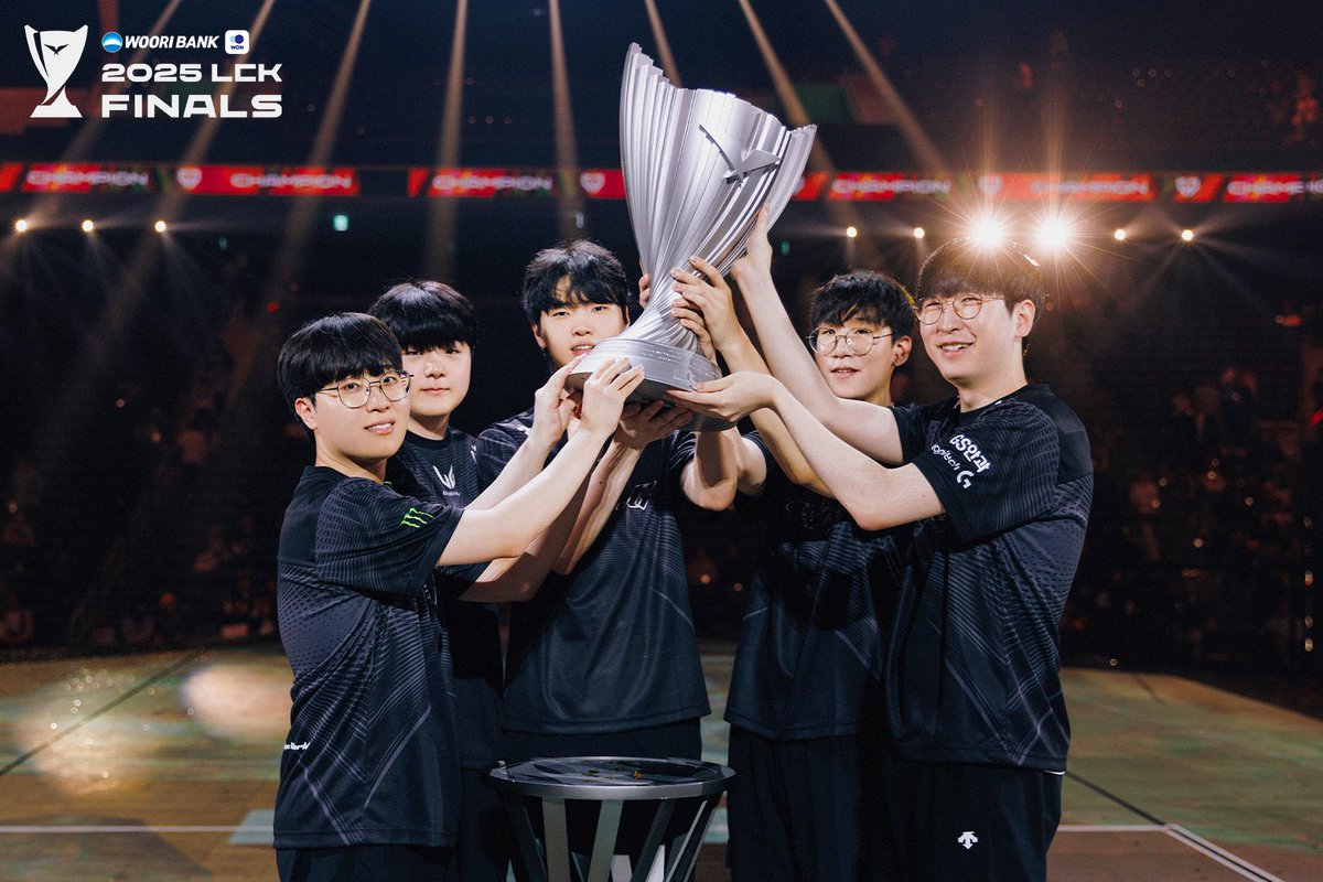 LCK's tweet photo. ✨Our 2025 LCK Champions, @GenG ✨
#LCK #ForOneLegacy @GenG_KR (1/3) https://t.co/YJ5j3ydgvP