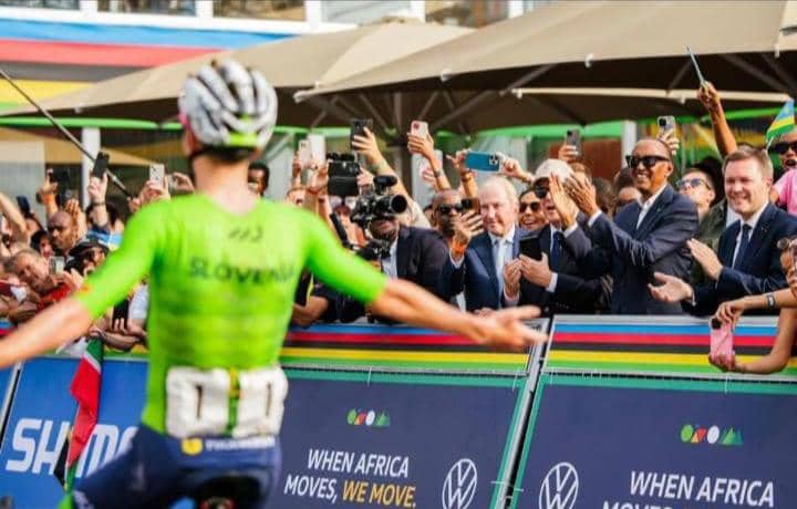 RTANGARWMABOKO's tweet photo. #IshyukaRwanda🇷🇼
Nyamwishyuka mu nduru
Nyamwishyuka mu ntambara
Agati katarara impundu
Iyo katarongoye karabandwa
KUKO UMUCO ARIWO SHINGIRO
❤️❤️❤️❤️❤️
#Amafoto8 Ukinze 🚴♀️🚴🚴♂️🚴🚴♂️👌🏿
#Igare i #kigalirwanda
#Kigali2025
Ayiiii Ubuhoro Nyagasani(*3)
🙏🏿🙏🏿🙏🏿 https://t.co/mtZ12UlDjK