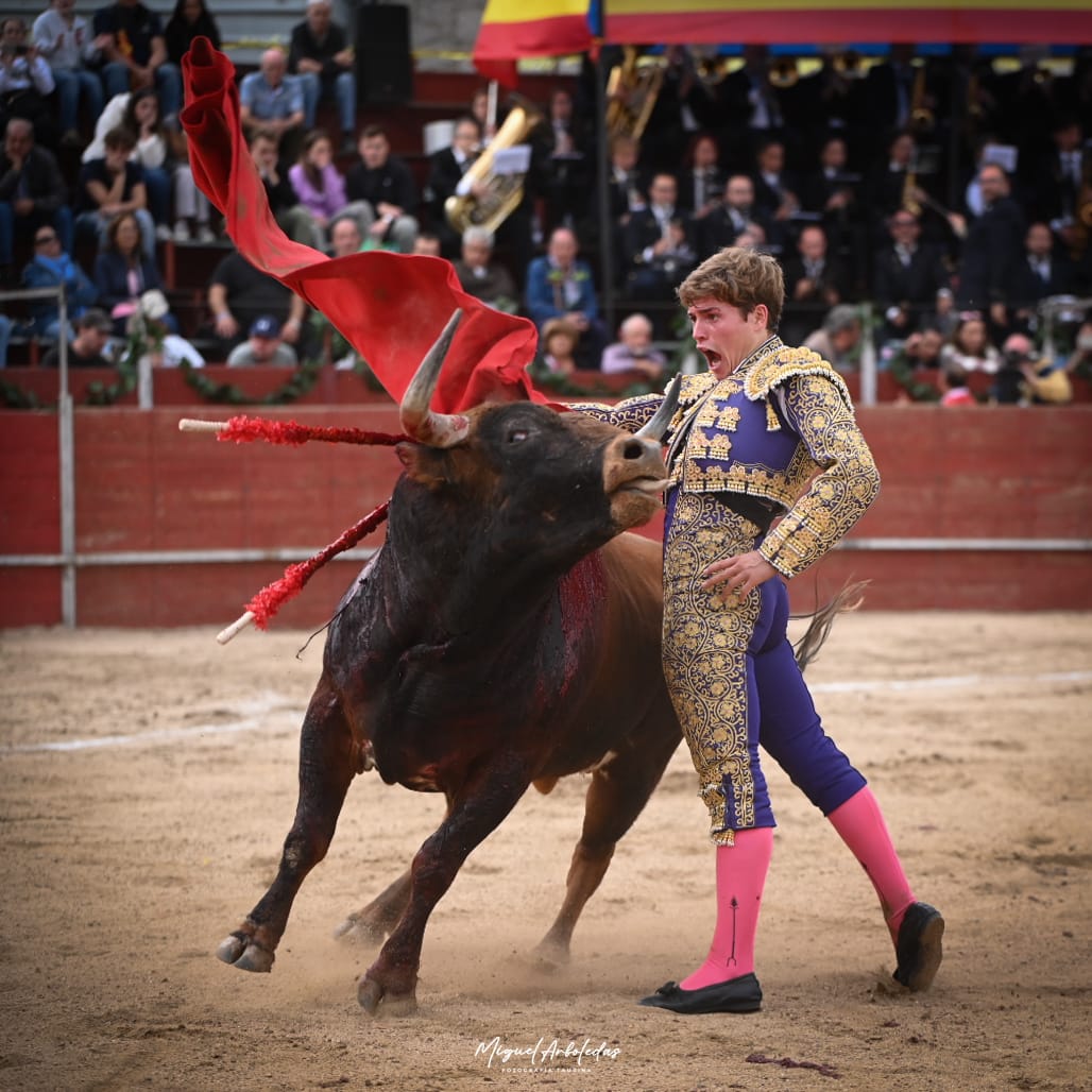 LoyjorSL's tweet photo. 📌 HOYO DE PINARES

🔵 3️⃣ Silencio para Álvaro Serrano que pierde por la espada la oreja de su oponente.

#DueloenHoyodePinares
#Tauromaquia #Cultura #Novilleros https://t.co/qt4uemEwPF