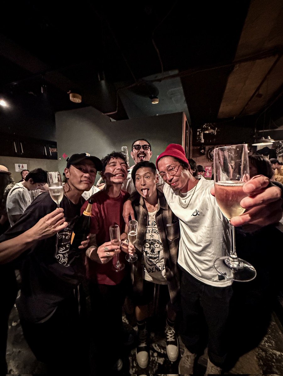 kumadrum's tweet photo. THANK YOU!!!!

chasedown
9/26 渋谷 gee-ge.
gee-ge. 15th anniversary
【3.11 night vol.8】

客席では兄さん方とわちゃわちゃ楽しんで、ステージでは3.11復興ライブとして全力で音を届ける。
今回も大切なイベントに参加できて感謝です！！！！

FORWARD!!!!

#chasedown
#csdn
#live https://t.co/QSEdZeYR89