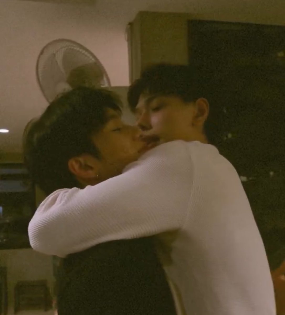 อยากมีคนซื้อข้าวไปให้
กอดให้กำลังใจหลังเลิกงานเหมือนคนมีแฟนแถวนี้ว่ะ