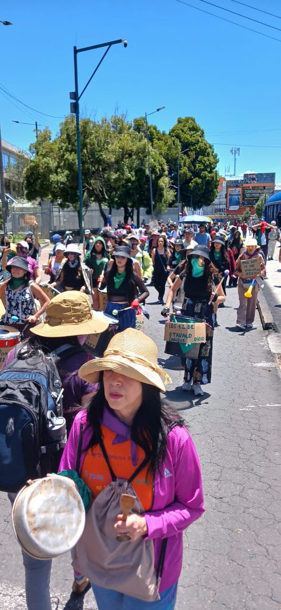 ✊💚Una importante movilización convocada por organizaciones de mujeres, se dirigue hacia el centro norte de Quito, demanda:

1. Libertad a los presos políticos
2. Que Noboa detenga la represión y criminalización de la lucha social
3. Políticas estatales de cuidado de la salud de