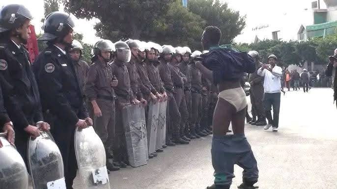 علاش افريقي جنوب صحراء مكيتعاملوش معاه نفس معاملة الشاب المغربي 🤣😂 العنصرية المعكوسة يا معلم