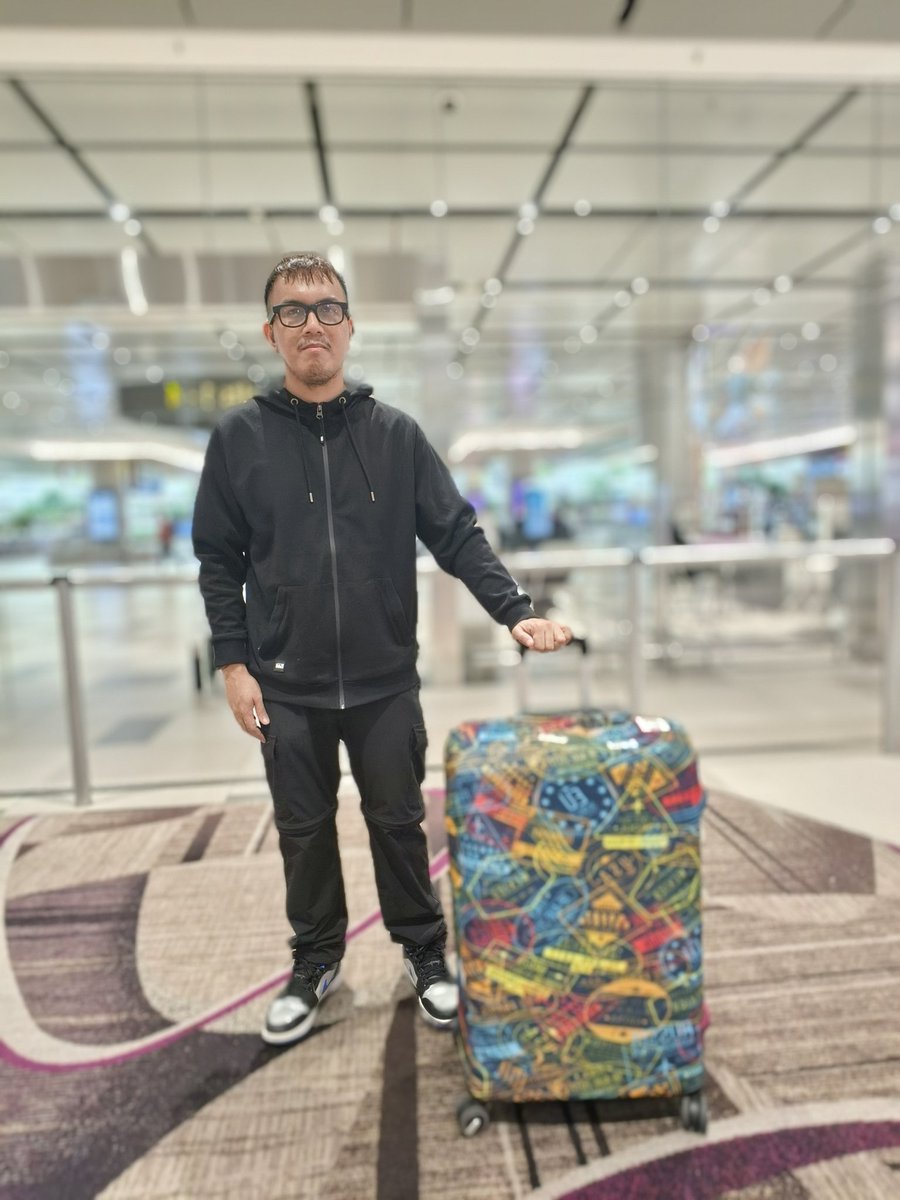 Just landed in Singapore 🇸🇬

Excited to represent <a href="/web3bacolod/">Web3 Bacolod</a> <a href="/electroneum/">electroneum</a> &amp; <a href="/bitduc8/">Bitduc8 / Coiniversity</a> in <a href="/token2049/">TOKEN2049</a> and side events!

Let's get to work! 💪