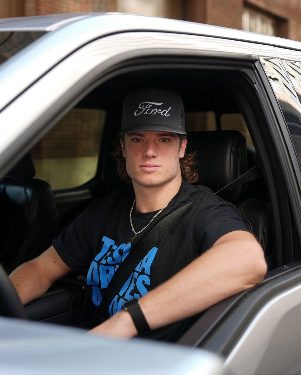 FthePump1's tweet photo. Issac TeSlaa, Wide Receiver for the Detroit Lions is the newest member of the F-150 Lightning Community. Welcome to the EV Family!

Someone on the marketing team certainly used his last name creatively…..🤣
📸 credit: @Ford https://t.co/BgvzmxpEwg