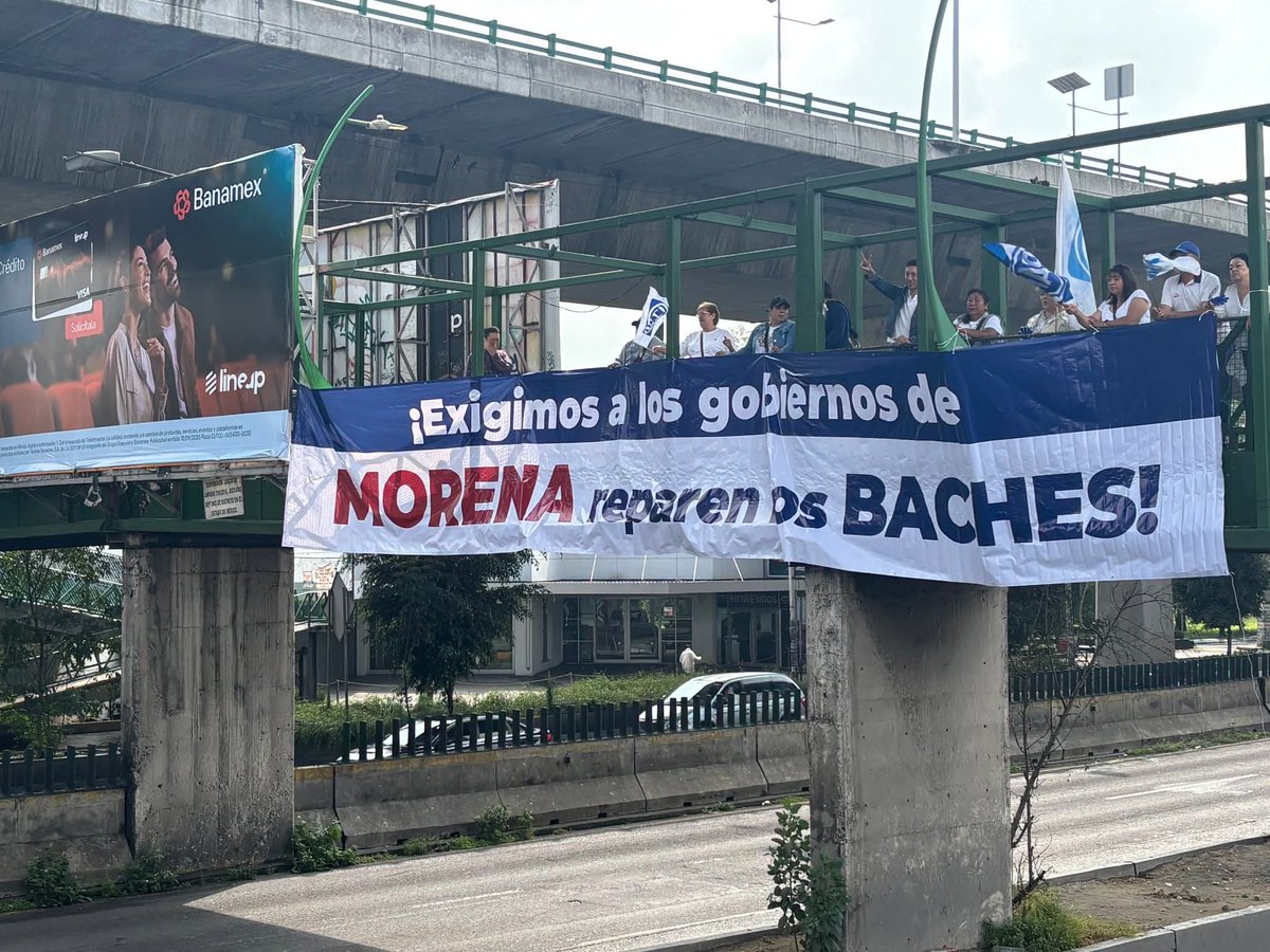CIUDAD_SATELITE's tweet image. 🚨🚗 Manifestación pacífica en Periférico Norte, a la altura de #Naucalpan, #Tlalnepantla 

Vecinos exigen al Gobierno del Estado de México la reparación de baches en Periférico Norte. 🕳️🛣️

No bloquearon vialidades, pero sí alzaron la voz para exigir calles seguras.