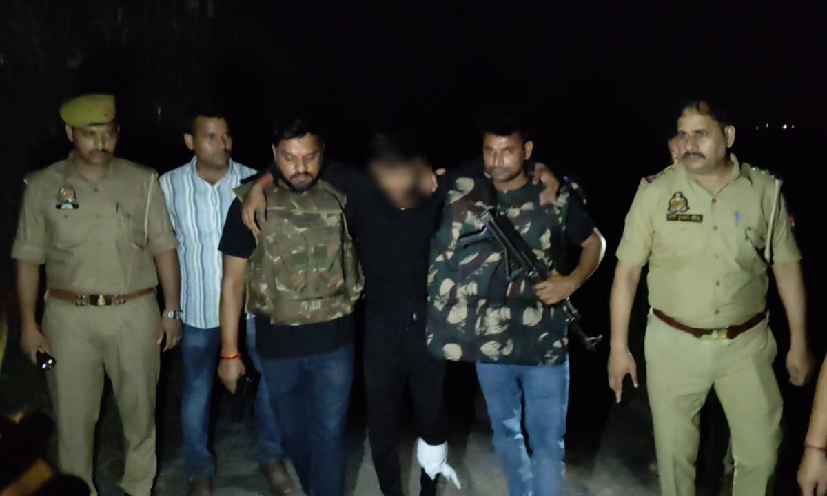 amethipolice's tweet image. #amethipolice थाना अमेठी व स्वाट/सर्विलांस टीम जनपद अमेठी द्वारा पुलिस मुठभेड़ में 01 शातिर चोर गिरफ्तार, कब्जे से 01 तमंचा, 01 जिन्दा कारतूस, 01 खोखा कारतूस 315 बोर, 01 ओप्पो ए 78 मोबाइल फोन, 1,400/- रुपये तथा 01 मोटर साइकिल बरामद ।
#CrackDownUpp 
#CrackDownAmethiPolice