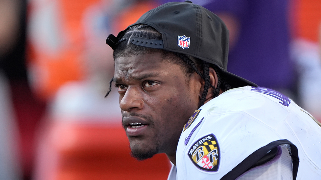 AroundTheNFL's tweet photo. Ravens QB Lamar Jackson questionable to return vs. Chiefs with hamstring injury 

https://t.co/HtU3TStZgS https://t.co/3UxWIUpPiT