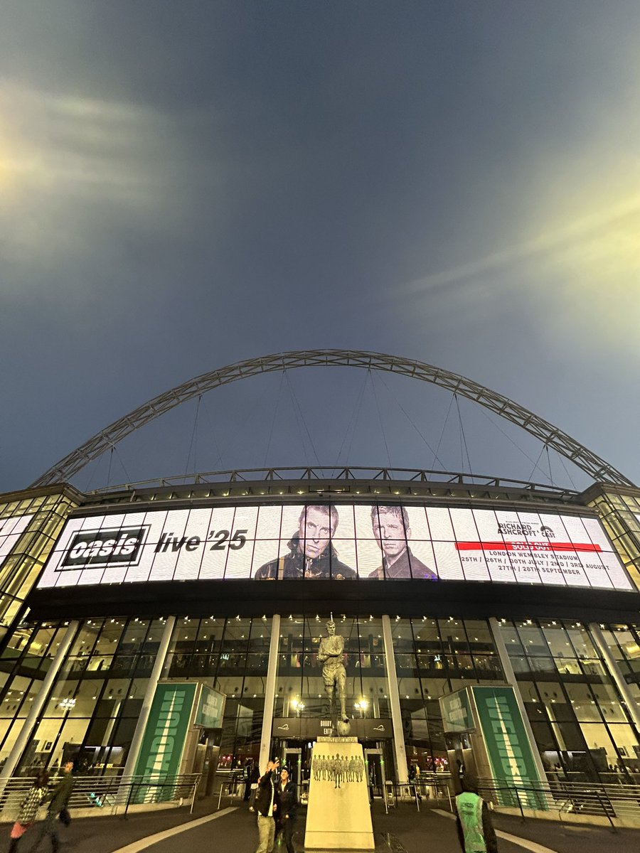 maxkersh's tweet photo. Amazing gig but counting down the hours for leaving this shithole of a city.

Imagine wanting to move down here from Manchester. https://t.co/YWfTbEMNWU